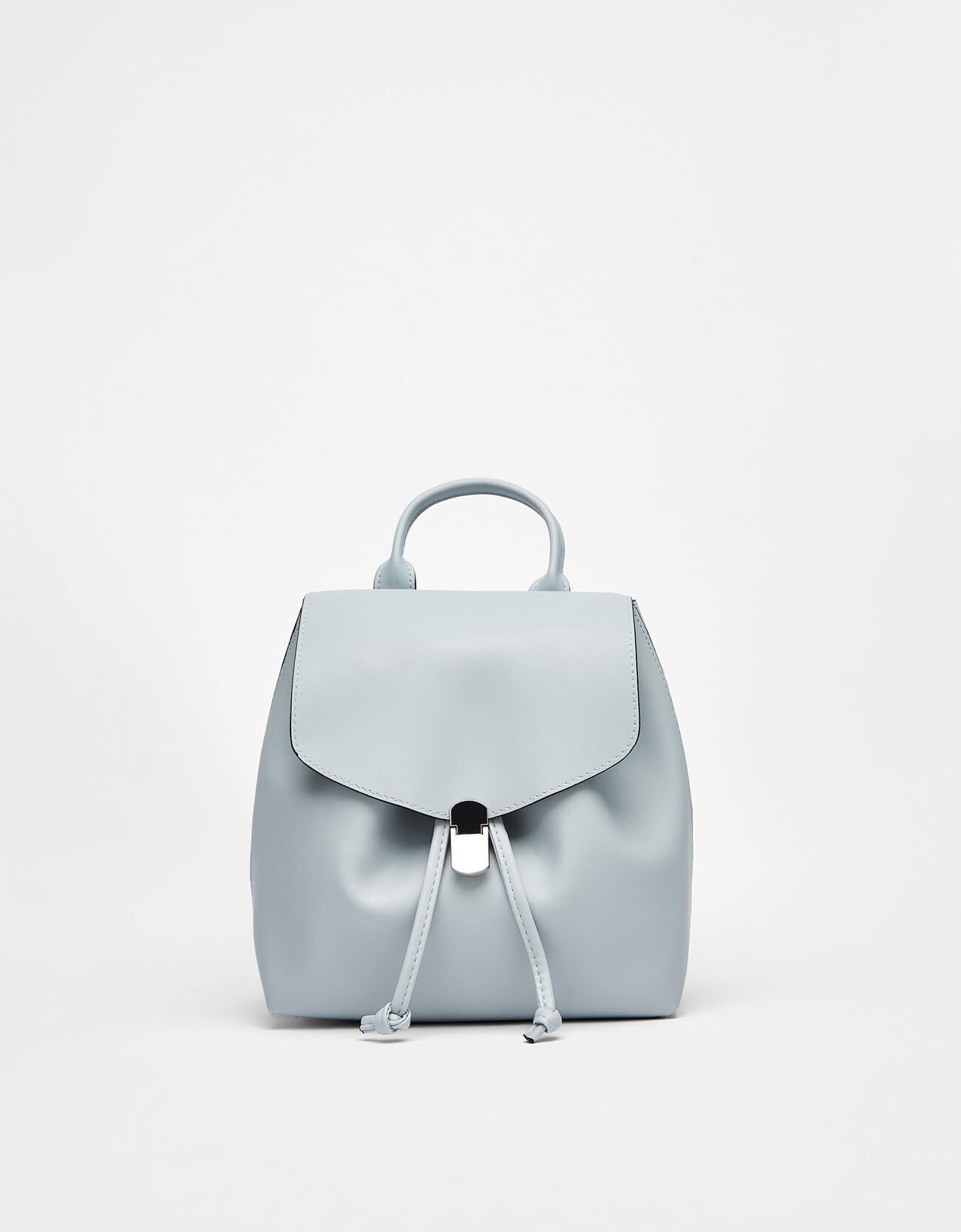 Backpack with metal fastener